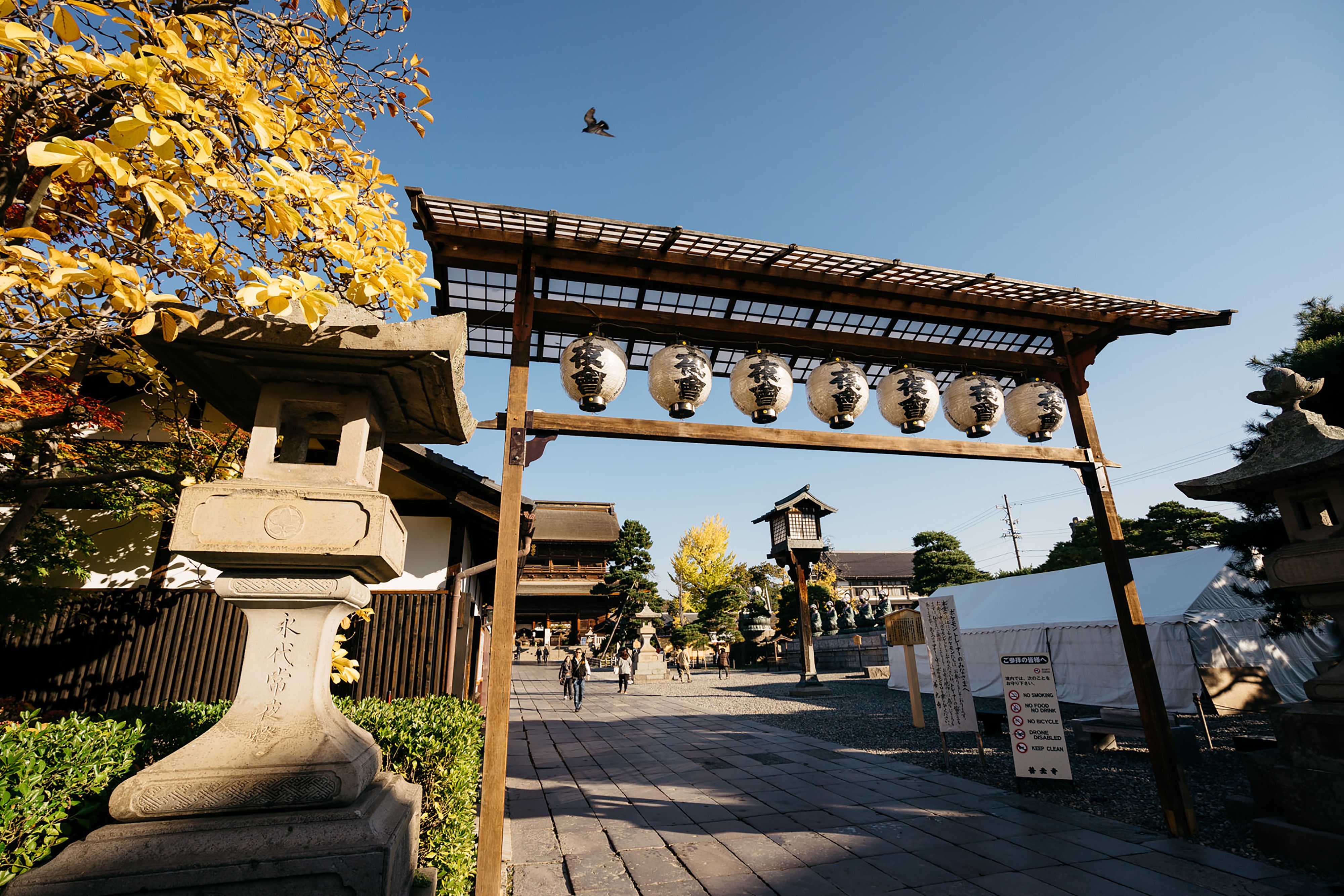 星のや東京——超高層ビルの中の旅館という設計思想、その価格構造を解剖する