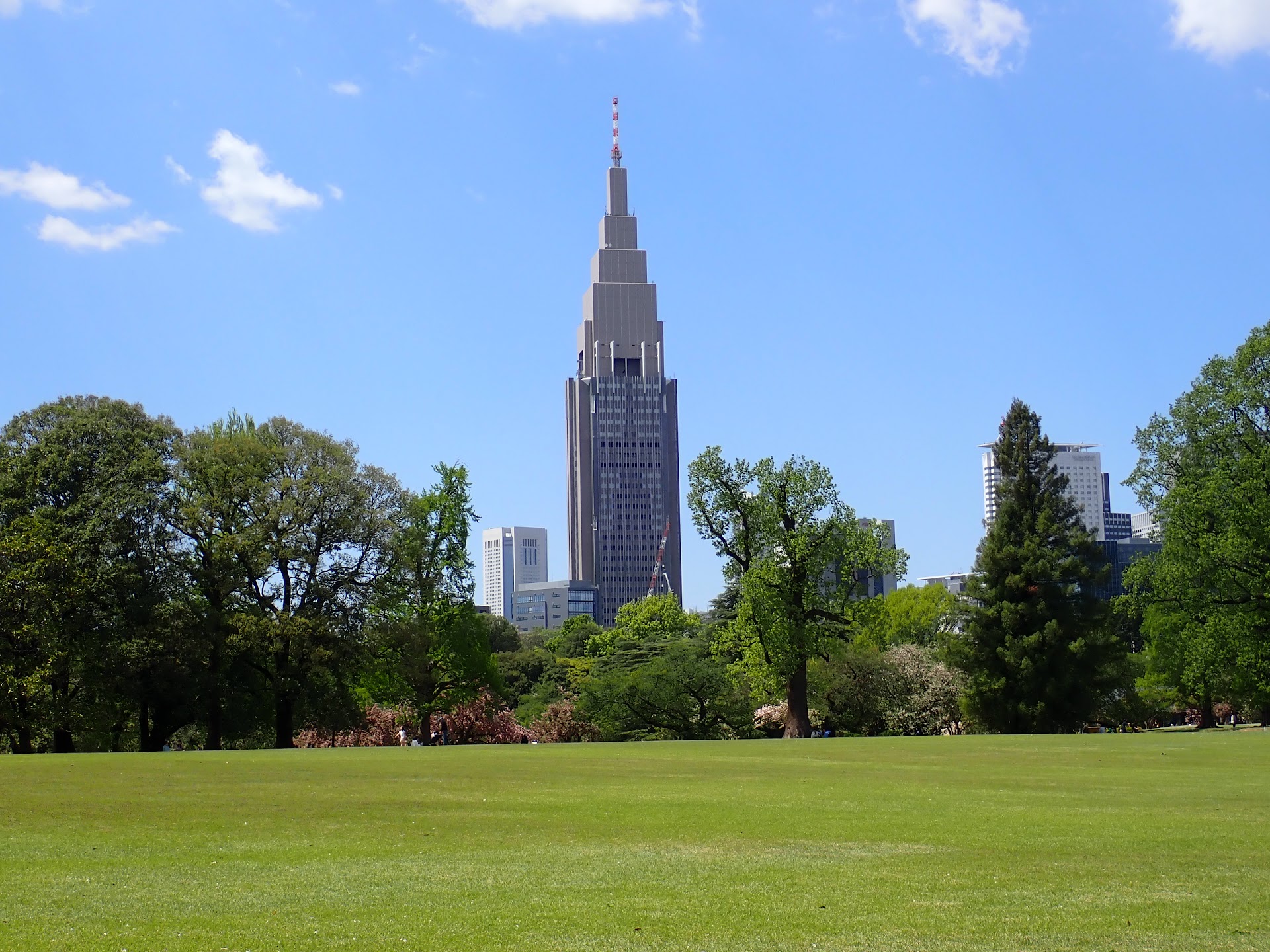星のや東京、最上階の朝。都市の旅館が1泊10万円超を正当化する「設計思想」を解剖する