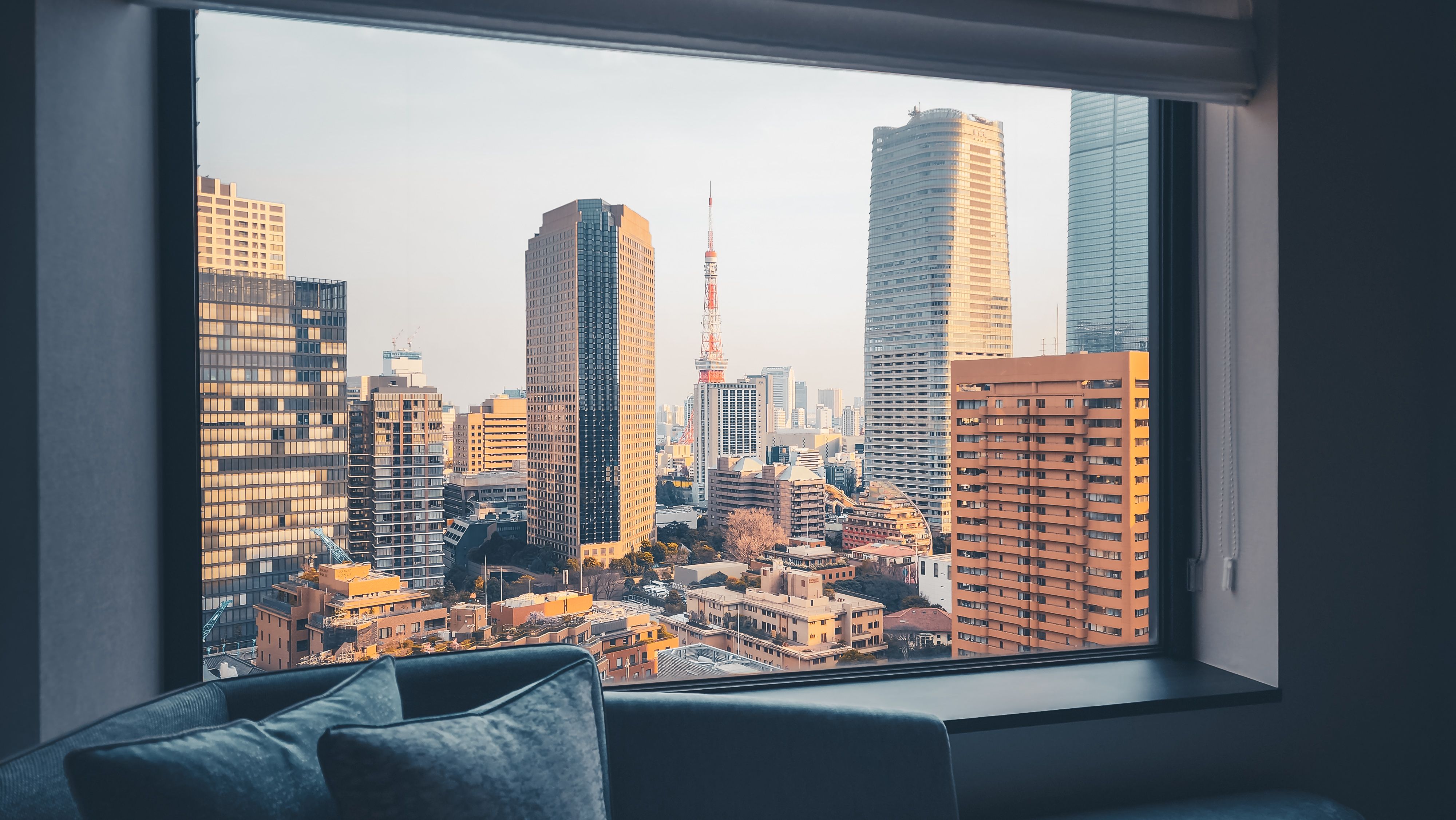 星のや東京、最上階の朝。都市の旅館が1泊10万円超を正当化する「設計思想」を解剖する