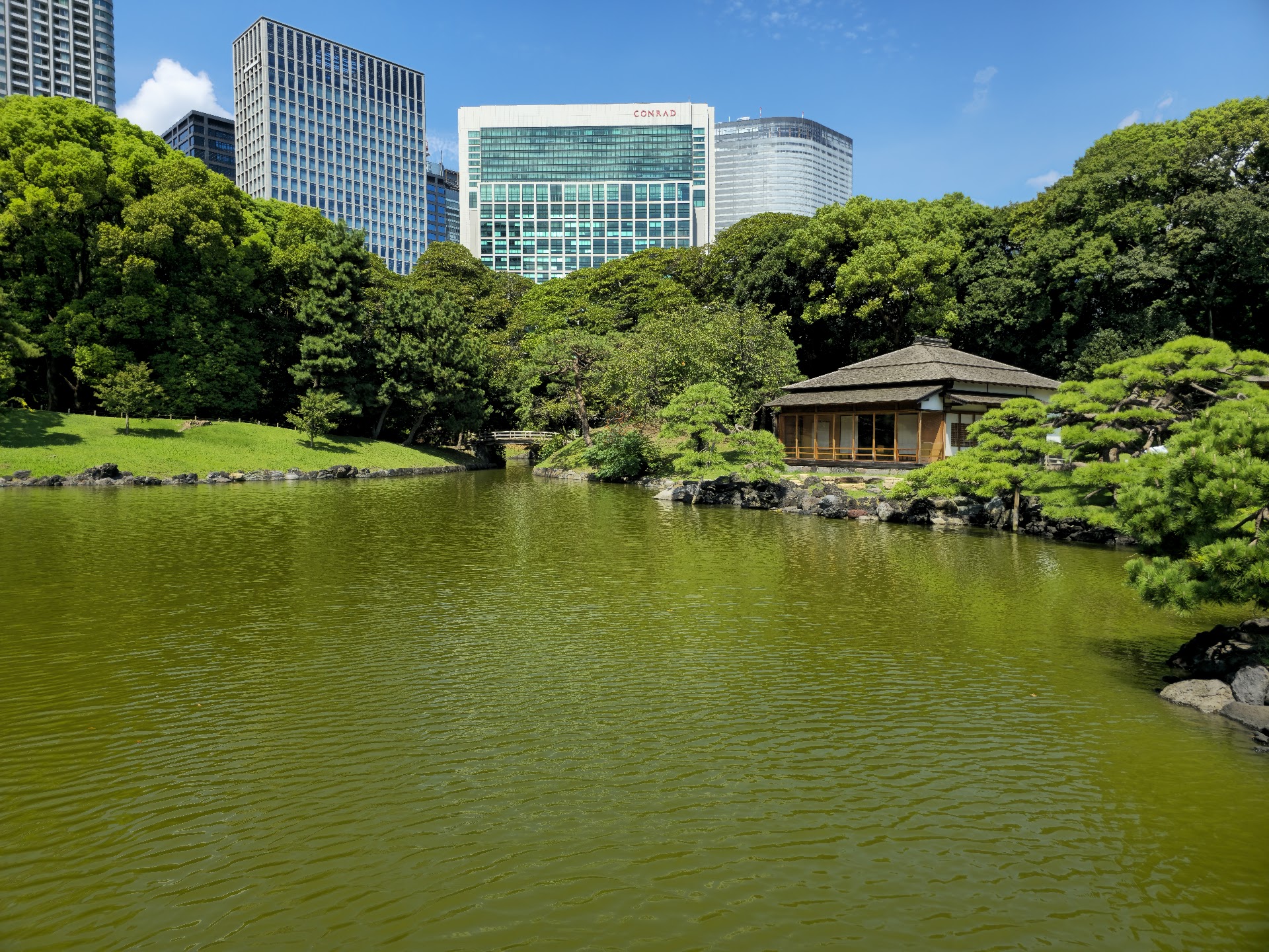 星のや東京、最上階の朝。都市の旅館が1泊10万円超を正当化する「設計思想」を解剖する